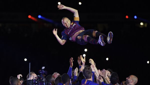 Son maçında Barcelona'daki takım arkadaşları Iniesta'yı ellerinin üzerinde havaya fırlattı. - Sputnik Türkiye