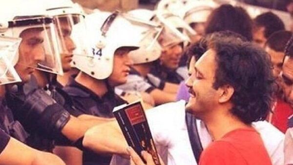 'Gezi'nin kitap okuyan adamı' olarak bilinen Hasan Hüseyin Karabulut - Sputnik Türkiye