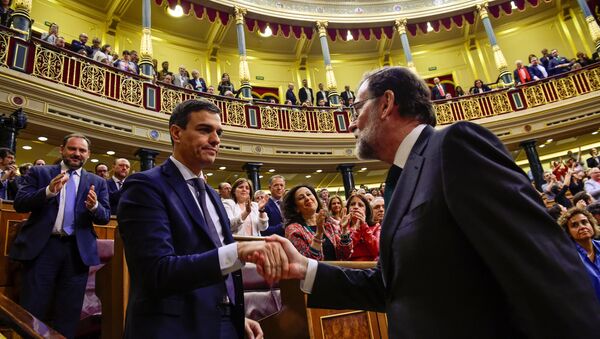 İspanya parlamentosunun güvenoyu vermediği Başbakan Rajoy (sağda), ayağa kalkıp Sosyalist Parti lideri Sanchez'le el sıkıştı, bu tebriğin ardından tek kelime etmeden genel kuruldan ayrıldı. - Sputnik Türkiye