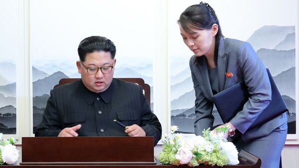 Sınırın güney tarafındaki barış evinde Güney Kore Devlet Başkanı Moon Jae-in ile biraraya gelen Kuzey Kore lideri Kim Jong-un'a (solda) kız kardeşi Kim Yo-jong eşlik etmişti. - Sputnik Türkiye