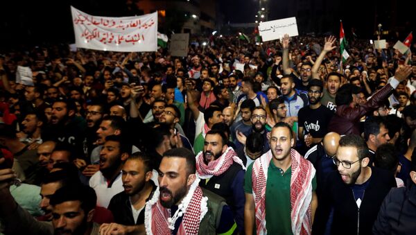 Ürdün'de hükümetin onayladığı tartışmalı gelir vergisi yasası, dün ve bu sabah başkent Amman'daki Başbakanlık binası çevresinde toplanan binlerce Ürdünlü tarafından protesto edildi. Hükümet binasının bulunduğu Ed-Duvvar er-Rabı bölgesine ulaşabilmek için birkaç gruba ayrılan göstericiler, polis tarafından engellendi. Hükümetin tartışmalı vergi yasasından geri adım atmasını isteyen  göstericiler, hükümetin icraatları aleyhinde sloganlar attı. - Sputnik Türkiye
