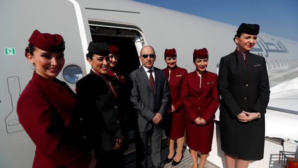 Katar Havayolları CEO'su Ekber el Bekir, Airbus A350-1000'ün kabin personeliyle Antalya'daki 'Eurasia Airshow'da poz verirken - Sputnik Türkiye