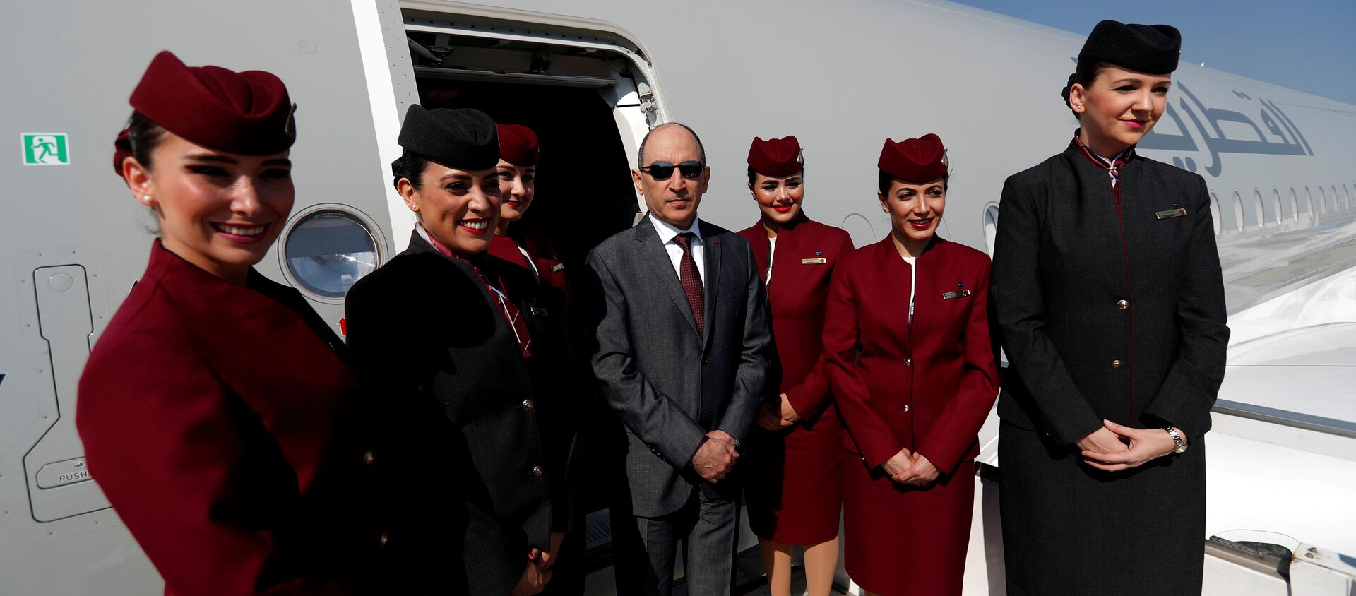 Katar Havayolları CEO'su Ekber el Bekir, Airbus A350-1000'ün kabin personeliyle Antalya'daki 'Eurasia Airshow'da poz verirken - Sputnik Türkiye, 1920, 05.06.2018