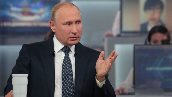 Putin, Moskova'da düzenlenen Direkt Hat programı sırasında - Sputnik Türkiye