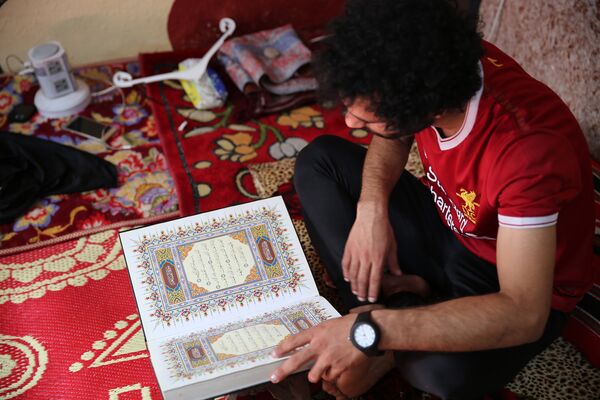 Ali ayrıca O Kuran-ı Kerim okuyor ve maçlardan önce Allah'ın yardımını istiyor. Ben de 'Ebu Mekke' gibi Kuran okuyup dua ediyorum diye konuştu. - Sputnik Türkiye