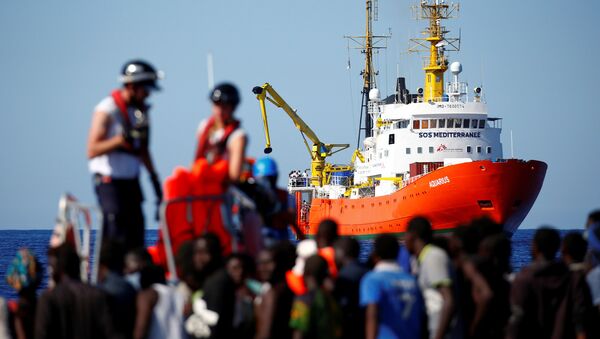 İtalya ve Malta arasındaki sularda mahsur kalan Afrikalı göçmenler - Sputnik Türkiye