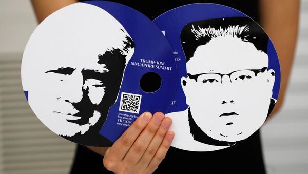 Singapur'daki medya merkezinde Trump-Kim zirvesini takip edecek gazeteciler için hazırlanan setten parçalar - Sputnik Türkiye