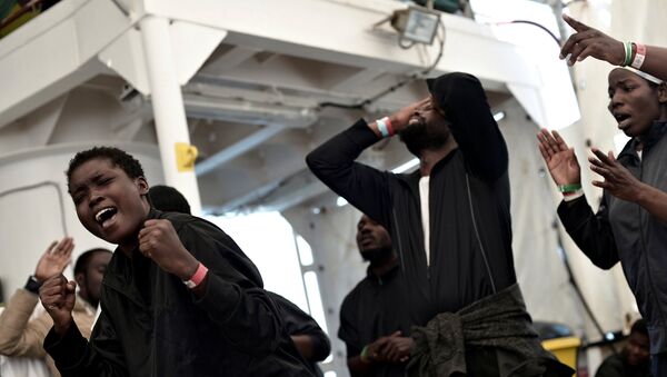 SOS Mediterranee ve Medecins Sans Frontieres örgütlerinin kurtarma gemisi Aquarius'taki göçmenler, ufukta Valencia belirince sevinç gösterileri yaptı. - Sputnik Türkiye