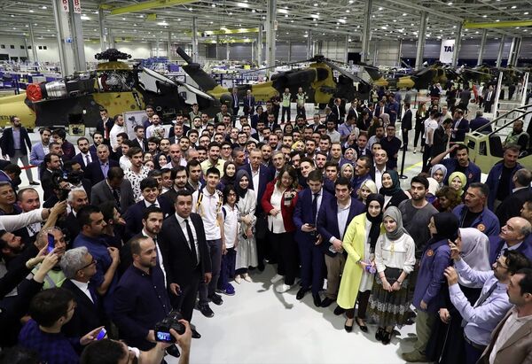 Erdoğan, Atak helikopteri üretim hattını gençlerle gezdi - Sputnik Türkiye