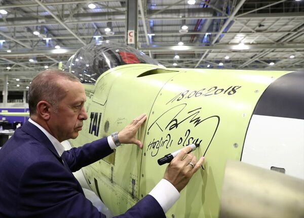 Erdoğan, Atak helikopteri üretim hattını gençlerle gezdi - Sputnik Türkiye