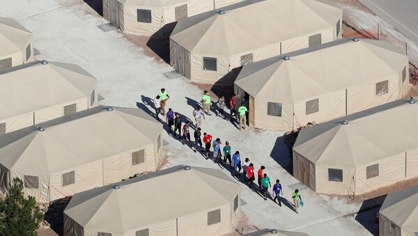 Trump'ın sıfır hoşgörü politikası çerçevesinde ailelerinden koparılan çocuklar, gençler, Teksas eyaletinin Meksika sınırındaki Tornillo kentinde çadır kamplara konuluyor. - Sputnik Türkiye