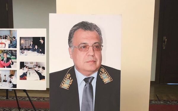 Duma'daki sergide yer alan  Rusya'nın eski Ankara Büyükelçisi Andrey Karlov'un portresi - Sputnik Türkiye