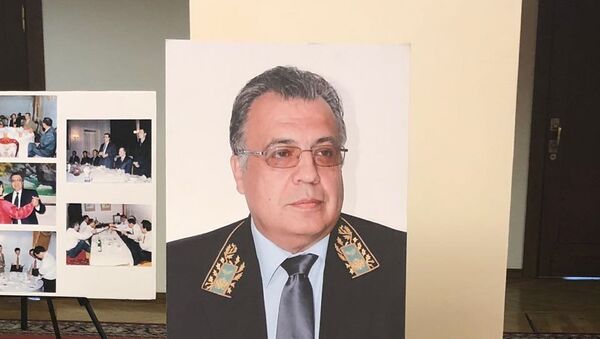Duma'daki sergide yer alan  Rusya'nın eski Ankara Büyükelçisi Andrey Karlov'un portresi - Sputnik Türkiye