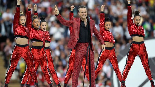 Robbie Williams, Moskova'nın Lujniki stadyumunda gözalıcı bir performans sergiledi. - Sputnik Türkiye