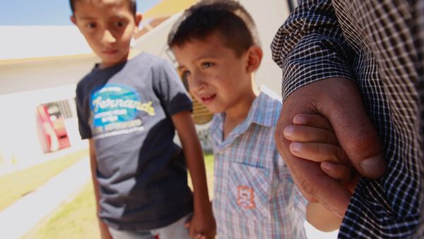 ABD'deki göçmen çocukları ayırma politikası nedeniyle Meksika'daki sığınmacı kampında kalan El Salvadorlu göçmen ve çocukları - Sputnik Türkiye