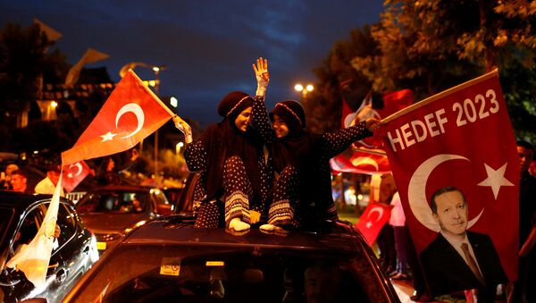 AK Parti İstanbul İl Başkanlığı önünde seçim kutlamaları - Sputnik Türkiye