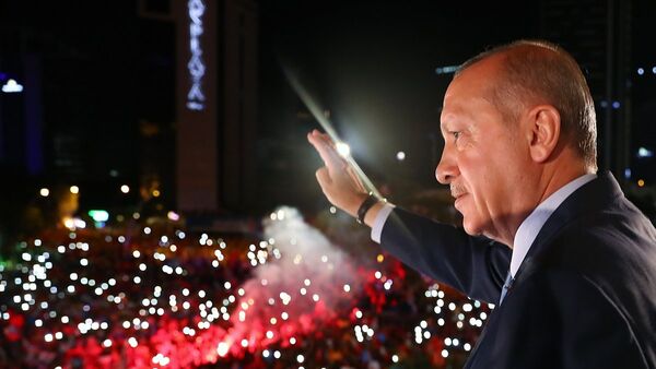 AK Parti Genel Başkanı ve Cumhurbaşkanı Recep Tayyip Erdoğan, partisinin genel merkezindeki balkon konuşmasında vatandaşlara hitap etti.  - Sputnik Türkiye