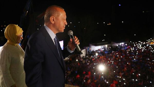 AK Parti Genel Başkanı ve Cumhurbaşkanı Recep Tayyip Erdoğan, partisinin genel merkezindeki balkon konuşmasında vatandaşlara hitap etti. - Sputnik Türkiye