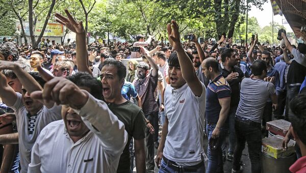 İran'da ekonomik sorunlar nedeniyle Tahran Büyük Çarşısı'ndan meclise uzanan protesto, 25.06.2018 - Sputnik Türkiye