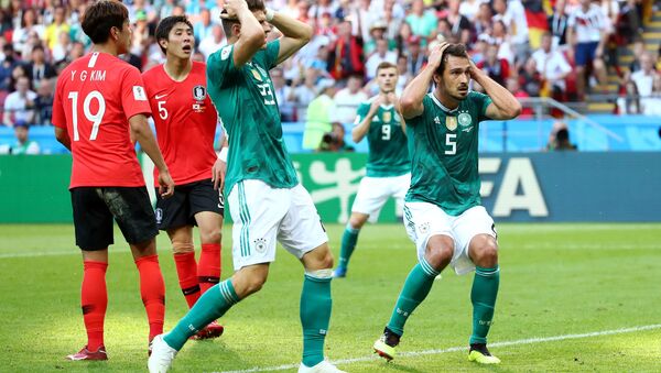 Mario Gomez ile Mats Hummels'in Güney Kore karşısında 2-0 yenikken kaçırılan gole tepkisi - Sputnik Türkiye