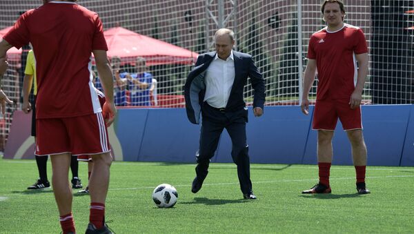 Rusya Devlet Başkanı Vladimir Putin futbol hünerlerini sergiledi - Sputnik Türkiye