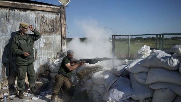 Donbass people's militia fighters during training at the Krasny Partizan border checkpoint - Sputnik Türkiye