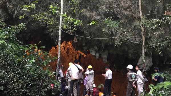 Grubun cumartesi günü Tham Luang Nang Non mağarasına yaptığı ziyaretin ardından çocuklarından hala haber alamayan ailelerin endişeli bekleyişleri sürüyor. 11 ila 16 yaşlarındaki 12 çocuk ve 25 yaşındaki antrenörleri, cumartesi günü yaptıkları maçın ardından Tham Luang Nang Non mağarasına yaptıkları gezide kaybolmuştu. - Sputnik Türkiye