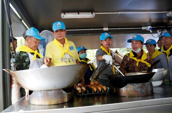 Tayland Başbakanı kurtarma görevlileri ve gönüllüler için kurulan mobil mutfakta yemek de hazırladı. - Sputnik Türkiye
