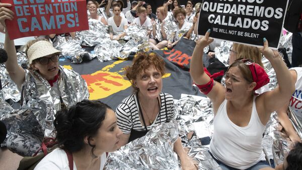Trump'ın göçmen politikasını protesto eden aktris Susan Sarandon beraberindeki yüzlerce kadınla birlikte gözaltına alındı - Sputnik Türkiye