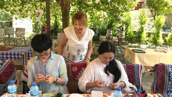 Japonya'dan gelen 7 kadın turist, İzmir'in Ödemiş ilçesinde iğne oyası yapmayı öğrendi - Sputnik Türkiye