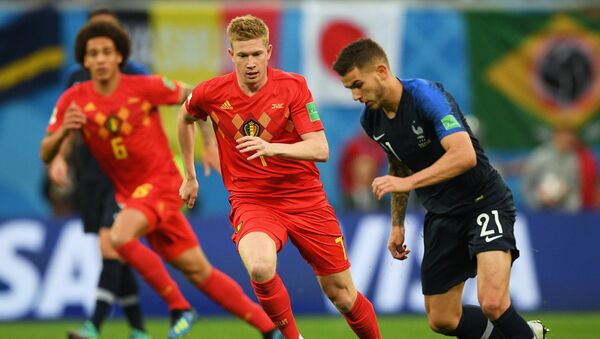 From left to right: Kevin de Bruyne (Belgium) and Lucas Hernandez (France) during the World Cup semifinal match between the national teams of France and Belgium. - Sputnik Türkiye