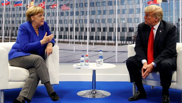 Trump ile Merkel, NATO Zirvesi'nde görüştü - Sputnik Türkiye