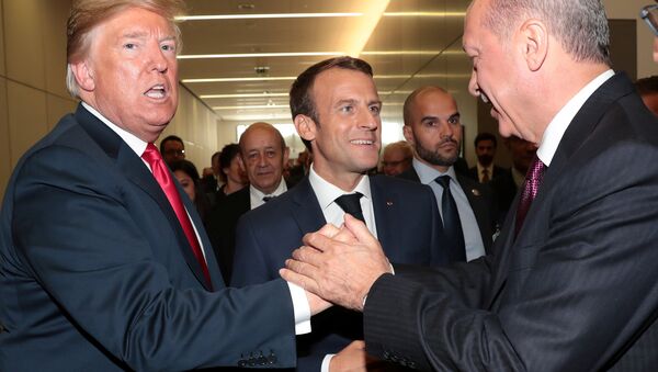 NATO zirvesinde Trump-Erdoğan el sıkışırken, Macron - Sputnik Türkiye