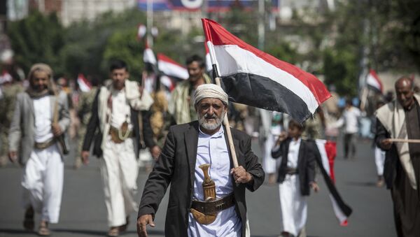 Man holds Yemen's flag during a ceremony to commemorate the 26th anniversary of Yemen's reunification, in Sanaa, Yemen (File) - Sputnik Türkiye