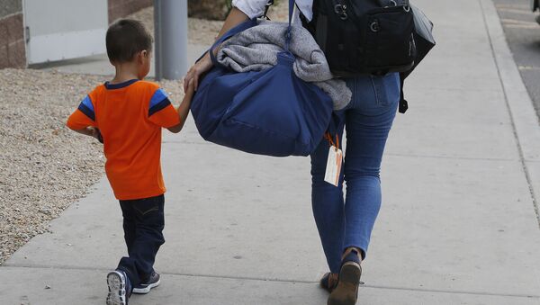 ABD'de yeniden ailesiyle birleşen bir göçmen çocuk - Sputnik Türkiye