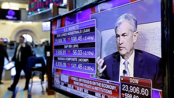 Federal Reserve Chairman Jerome Powell's speech at The Economic Club of Chicago, appears on a screen on the floor of the New York Stock Exchange, Friday, April 6, 2018 - Sputnik Türkiye