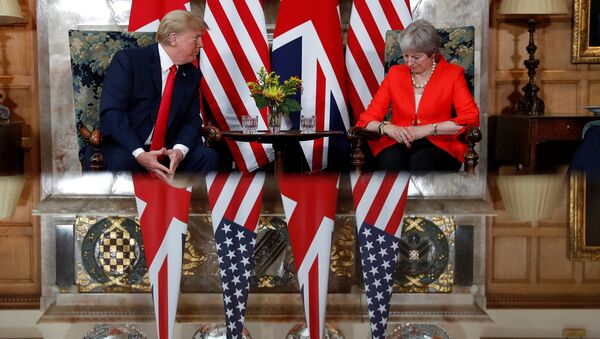 ABD Başkanı Donald Trump ile İngiltere Başbakanı Theresa May, başbakanın yazlık konutu olan Buckinghamshire'daki Chequers'da görüştü (13 Temmuz 2018). - Sputnik Türkiye