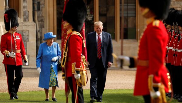 Donald Trump 13 Temmuz 2018'de Kraliçe Elizabeth tarafından Windsor Kalesi'nde ağırlandı. - Sputnik Türkiye