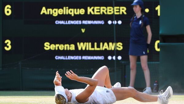 Avustralya Açık ve ABD Açık'ta 2016 yılında şampiyonluk elde eden 30 yaşındaki Alman tenisçi Angelique Kerber, Wimbledon'ı da kazanarak kariyerindeki üçüncü grand-slam zaferine ulaştı. - Sputnik Türkiye