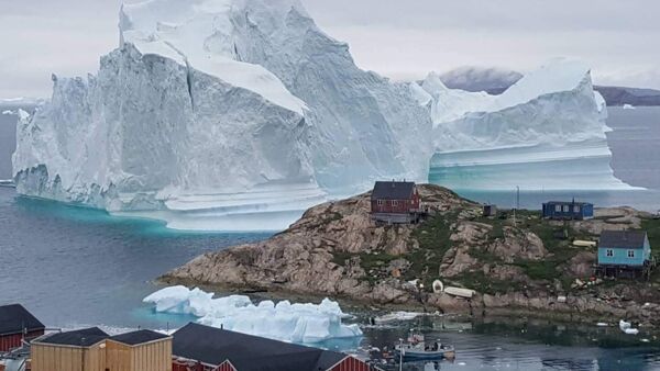 Grönland'daki bir köye yaklaşan buzdağı - Sputnik Türkiye