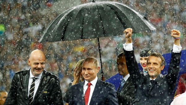 Rusya Devlet Başkanı Vladimir Putin, 2018 FIFA Dünya Kupası final maçının ardından FIFA Başkanı Gianni Infantino ve Fransa Cumhurbaşkanı Emmanuel Macron ile birlikte - Sputnik Türkiye
