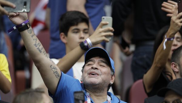 Maradona Hırvatistan-Fransa arasında oynanan 2018 Dünya Kupası'nın finalini tribünden izlerken - Sputnik Türkiye