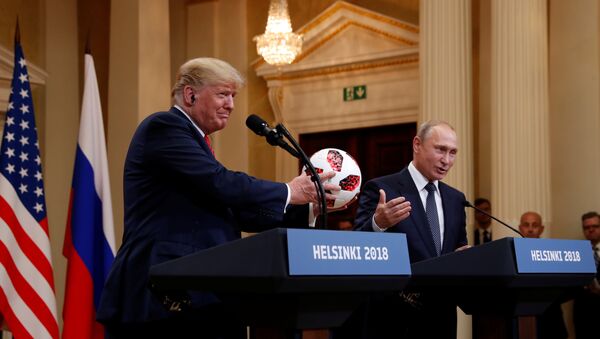 Helsinki zirvesinde Trump ile Putin arasında top şakası - Sputnik Türkiye