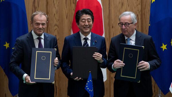 Japonya Başbakanı Şinzo Abe, AB Komisyonu Başkanı Jean-Claude Juncker ve AB Konseyi Başkanı Donald Tusk - Sputnik Türkiye