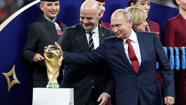 Rusya Devlet Başkanı Vladimir Putin ve FIFA Başkanı Gianni Infantino 2018 Dünya Kupası'nın altın kupasıyla - Sputnik Türkiye