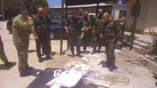 Syrian servicemen are seen near a downed drone - Sputnik Türkiye