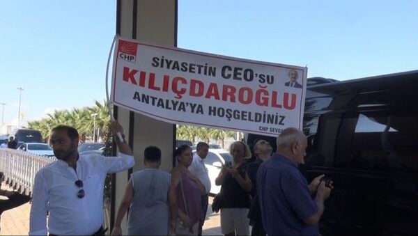 CHP lideri Kemal Kılıçdaroğlu, Antalya Havalimanı'nda partililer tarafından 'Siyasetin CEO'su Kılıçdaroğlu' pankartı ile karşılandı. - Sputnik Türkiye