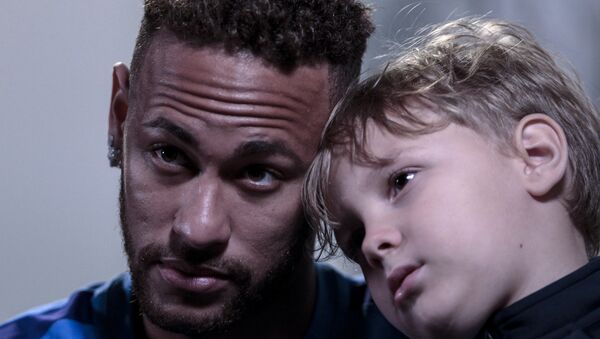 Neymar, oğlu Davi Lucca ile birlikte Neymar Gençlik Projesi Enstitüsü'nde AFP'ye röportaj verdi. - Sputnik Türkiye
