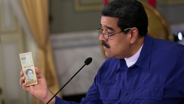 Venezüella Devlet Başkanı Maduro ülkenin yeni para birimi ' Egemen Bolivar'la poz verdi - Sputnik Türkiye