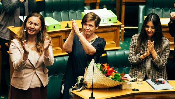 Yeni Zelanda Yeşiller Partisi milletvekilleri, ücretli ev içi şiddet izni yasasının kabulünü kutladı. - Sputnik Türkiye